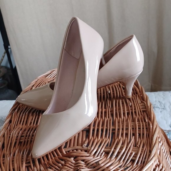 Nude Patent Kitten heel pumps size 6.5 - Picture 1 of 3